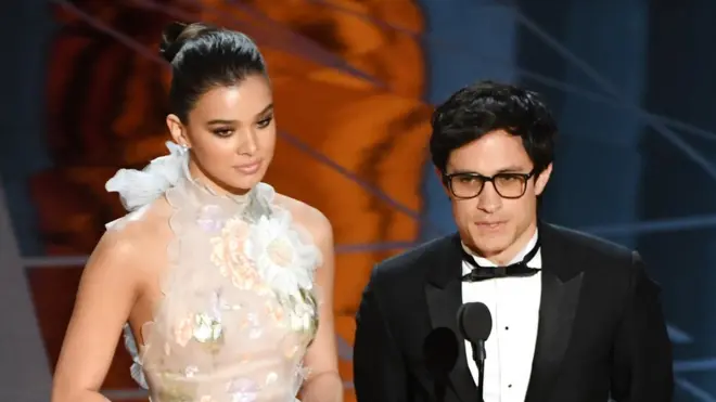 Gael García Bernal y Hailee Steinfeld presentando el Oscar al Mejor Corto Animado