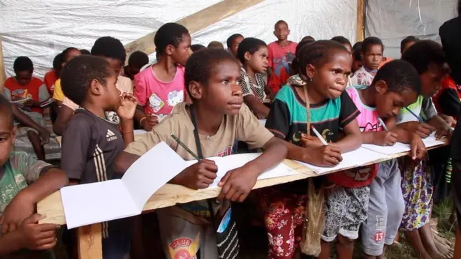Anak-anak terpaksa berhimpitan satu sama lain ketika belajar di sekolah darurat.