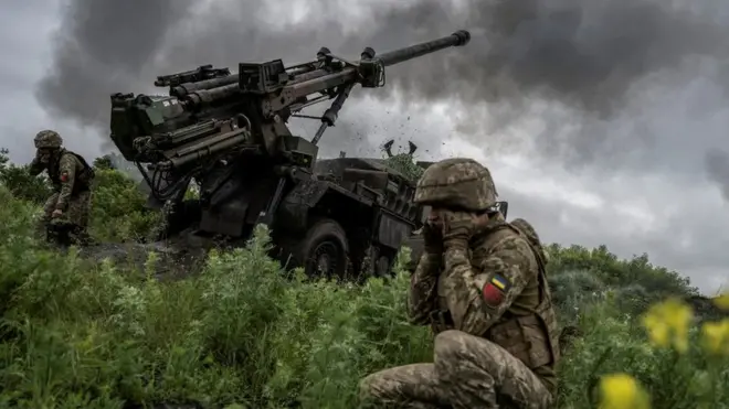 Ukrainian troops fire an artillery cannon in Donetsk