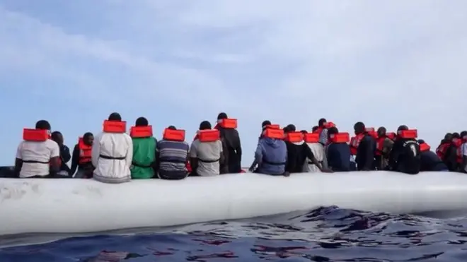 Лодка с мигрантами