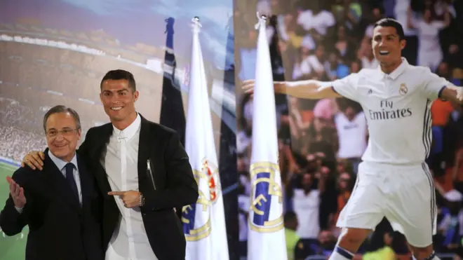 Cristiano Ronaldo bersama Presiden Real Madrid, Florentino Perez, usai menandatangani perpanjangan kontrak hingga tahun 2021.