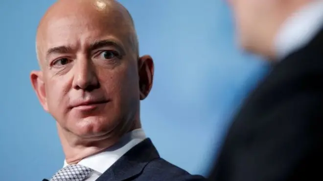 نشرت صحيفة "ناشيونال إنكوايرر" رسائل حميمية خاصة ببيزوس