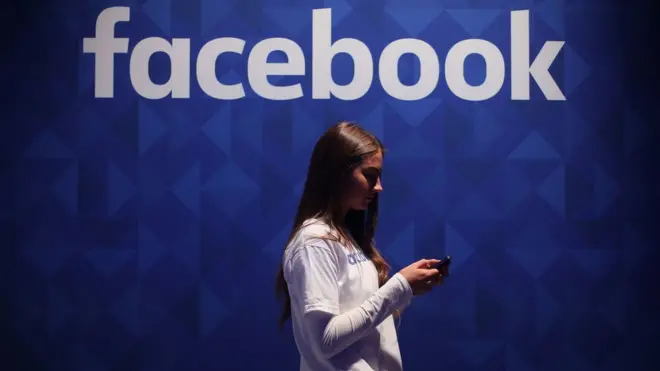 facebook logosu altında bir kadın