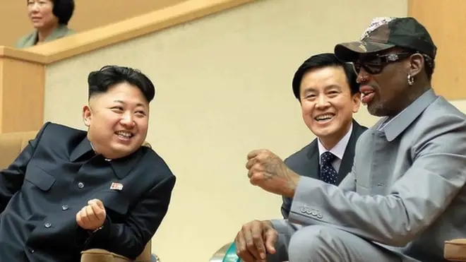 多次访问朝鲜的罗德曼说"如果你同金正恩交谈过"，你就会看到了他的另外一面。2014年1月8日子金正日（中）生日那一天在平壤体育馆美国前NBA球员同朝鲜篮球选手进行表演赛，罗德曼（右）同金正恩夫妇在看台上