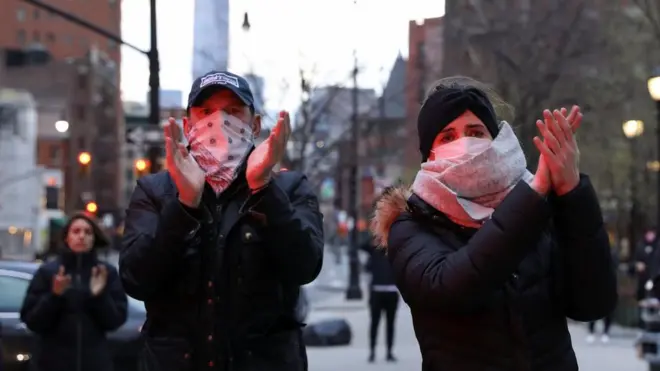 뉴욕 시민들이 코로나19와 사투 중인 의료진을 위해 응원의 박수를 보내고 있다