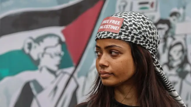 palestina, palestinska država, ko je sve priznao palestinu kao državu, devojka sa maramom i natpisom sloboda za palestinu