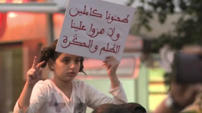 تواصل الاحتجاجات في المغرب على مقتل بائع السمك سحقا في شاحنة لجمع القمامة.