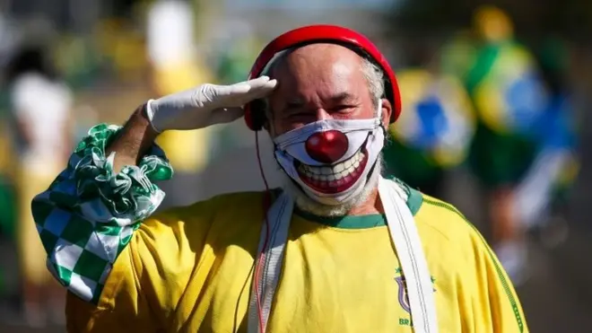 человек вмаске