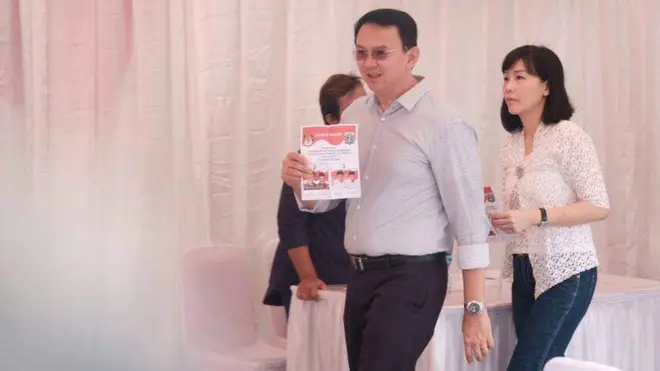 Basuki Tjahaya Purnama mendatangi TPS 54 Penjaringan, Jakarta Utara, bersama istri dan anaknya.