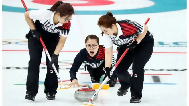 한국 여자컬링 대표팀이 16일 스위스를 상대로 경기하고 있다
