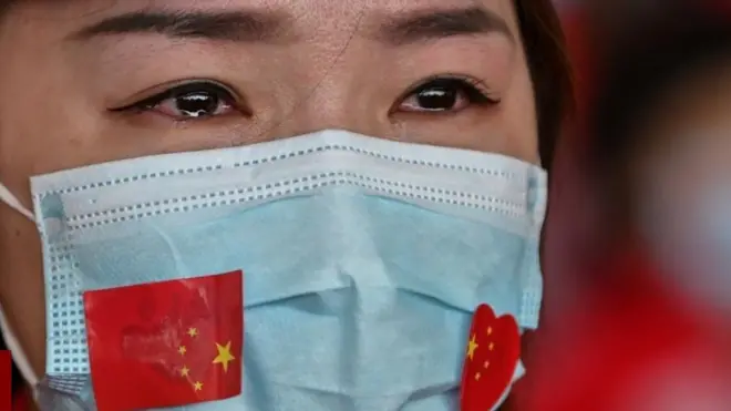 කෝවිඩ්-19 වෛරස් වසංගතය 'වුහාන්' නගරවාසීන්ගේ ජන ජීවිතය සහමුළින්ම කණපිට හරවමින් දුෂ්කර තත්වයක් ඇති කළේය