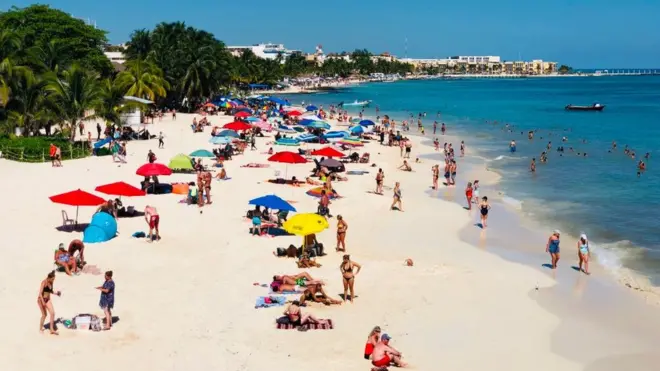 Turistas en Playa del Carmen, México.