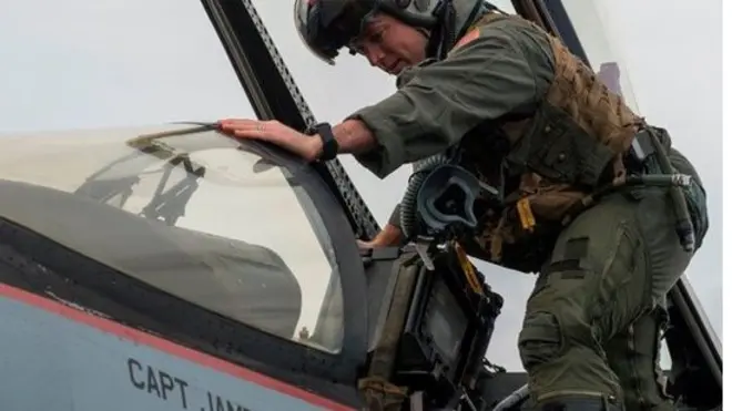 Phi công kiểm tra phi cơ A/A-18 trên hàng không mẫu hạm USS George H.W. Bush ở Đại Tây Dương hồi tháng 10/2017 - hình chỉ có tính minh họa