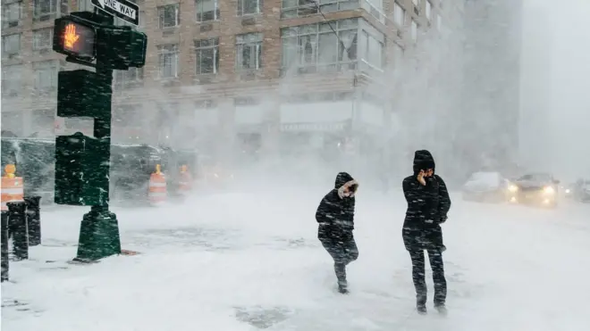 Los peatones en Nueva York luchaban para mantenerse de pie en los peores momentos de la tormenta invernal.