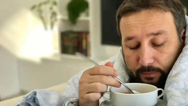 La alimentación puede ayudar a enfrentar varios síntomas de la covid-19, como la fatiga y pérdida de olfato.