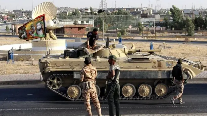 Kerkük'ün merkezinde ilerleyen Irak ordusuna ait bir tank