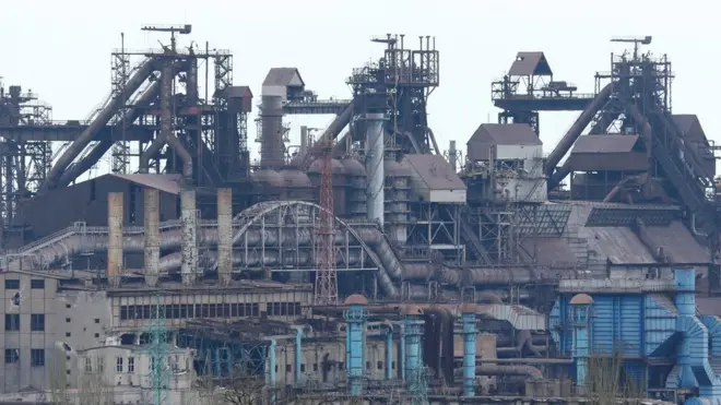 马里乌波尔的亚速钢铁厂被俄军围困，其中乌克兰的抵抗武装和平民面临弹尽粮绝、