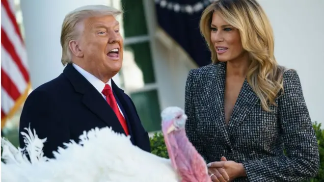 Tổng thống Mỹ Donald Trump phát biểu sau khi ân xá cho chú gà tây "Corn" trong Lễ Tạ ơn bên cạnh Đệ nhất phu nhân Melania Trump trong Vườn Hồng của Nhà Trắng ở Washington, DC ngày 24/11/2020