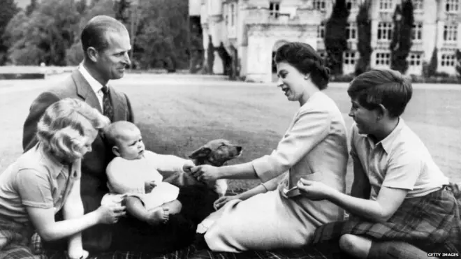 महारानी एलिज़ाबेथ और प्रिंस फिलिप अपने बच्चों- प्रिंसेस एन, प्रिंस एंड्रयू और प्रिंस चार्ल्स (बाएं से दाएं) के साथ 1960 में बालमोरल कासल के मैदान में.