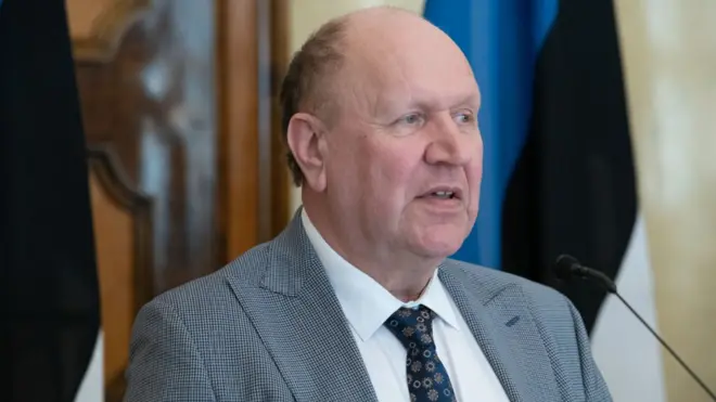 Хельме-старший подал в отставку в "интересах сохранения коалиции". От своих слов относительно Байдена и США Хельме не отказался: "Вы не заткнете мне рот, никто не заткнет мне рот. Ни премьер-министр, ни президент, ни пресса".