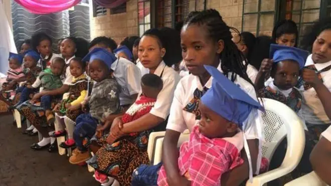 Des jeunes filles-mères avec leurs enfants sur leurs genoux
