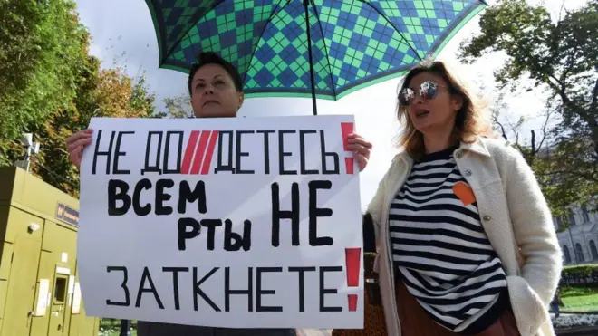 Акции против включения СМИ и журналистов в реестр "иностранных агентов" проходят в Москве с августа