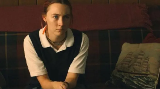 Saoirse Ronan memerankan karakter remaja perempuan bernama Lady Bird di film dengan berjudul sama.