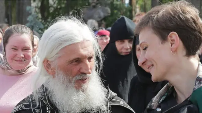 پادري سرګي خلکو ته وایي چې د ډاکټرانو خبره دې نه مني