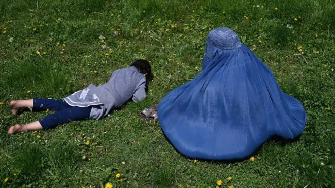 یو شمېر رغېدلي کسان ګیله کوی چې د ټولنې چلن ورسره سم نه و