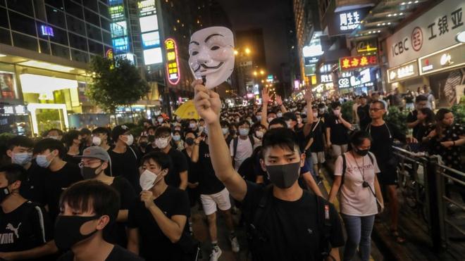 홍콩시위대가 지난 7일 검은 옷을 입고 송환법 반대 행진를 하고 있다