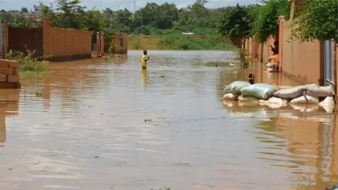 Pikin dey waka inside water for one street wey flood for Kirkissoye quarter for Niamey on September 3, 2019