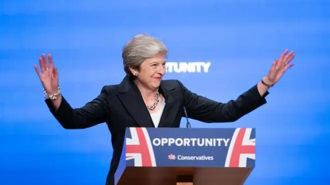 Тереза Мэй снова станцевала, на этот раз - под хит группы АВВА.