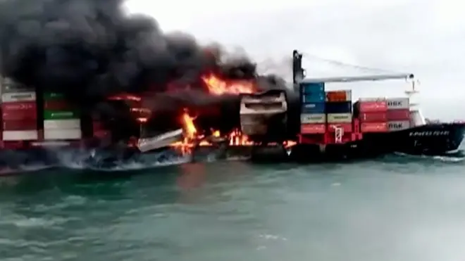 Пожар на контейнеровозе