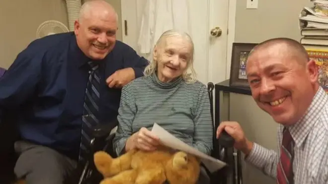 Los detectives Rich Morgan y Ed Clouse se encontraron con la mujer que los investigadores buscaron por 42 años. (Foto: Condado Sullivan