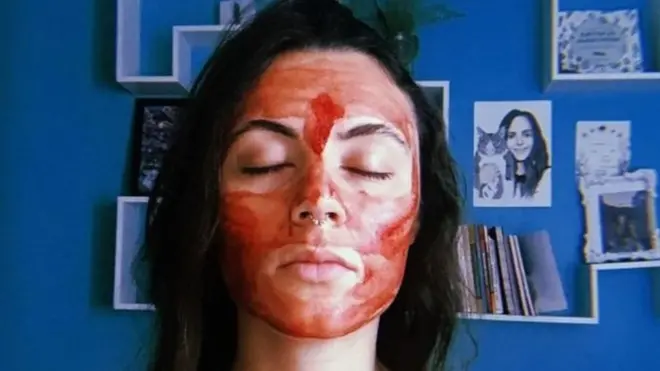 ముఖంపై పీరియడ్ బ్లడ్