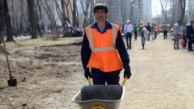 Во второй половине этого года трудовые мигранты начали привыкать к ситуации в российской экономике и вновь начали приезжать в Россию