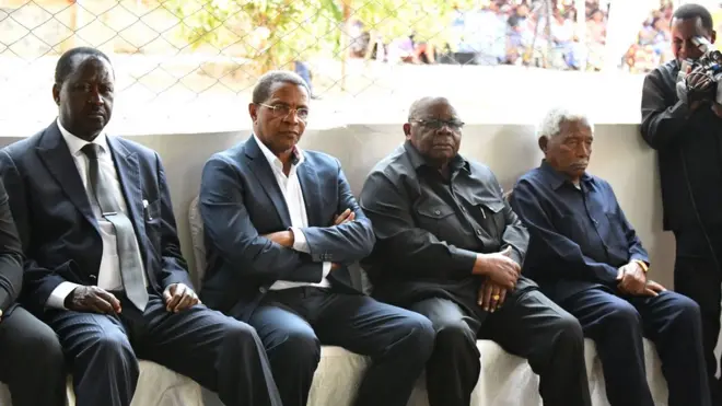 Bw Odinga akiwa marais wastaafu wa Tanzania Jakaya Kikwete, Benjamin Mkapa na Alhaji Ali Hassan Mwinyi wakati wa mazishi