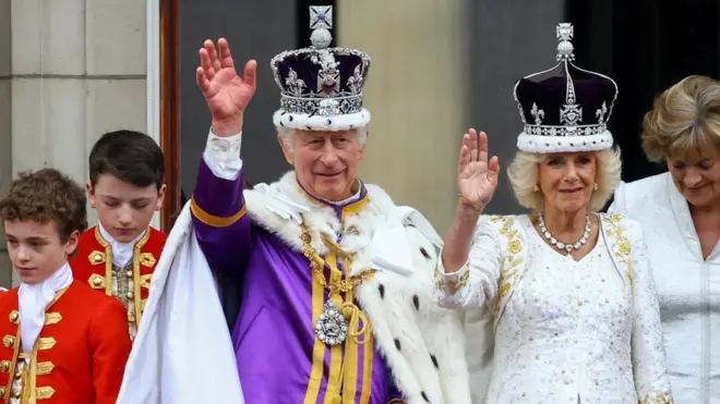 король и королева на балконе