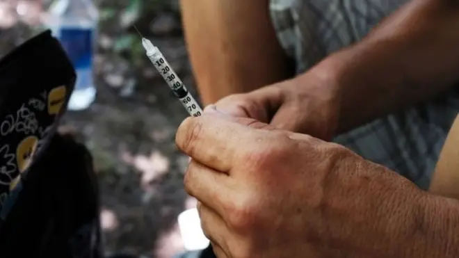 تستخدم المواد أو المسكنات التي تعتمد على مشتقات أفيونية مثل المورفين في تسكين الآلام الحادة.