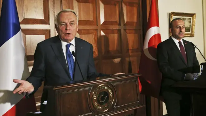 Fransa Dışişleri Bakanı iki ülke arasındaki OHAL uygulamalarının farklı olduğunu söyleyerek "Fransa'daki OHAL'lerde yargının hâlâ bağımsızlığı söz konusudur" dedi. Türkiye Dışişleri Bakanı Çavuşoğlu ise "Fransa'da ve Türkiye'de özgürlükler kısıtlanmamıştır" dedi.