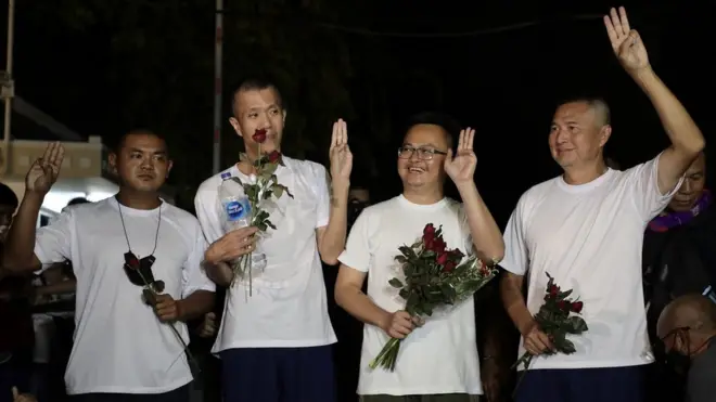 ปล่อยตัวทนายอานนท์ และนักกิจกรรม 3 คน