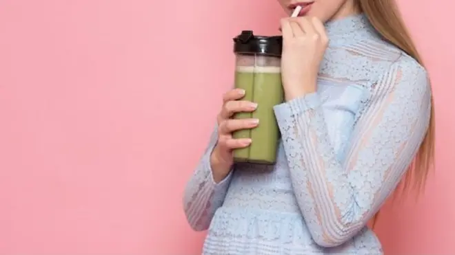 Muchos piensan que el jugo de frutas es una buena forma de obtener vitaminas pero es mejor consumir la fruta entera.