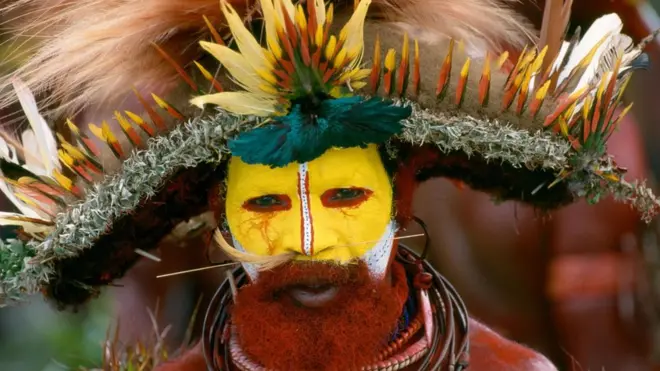 Yüzünü boyamış kabile üyesi