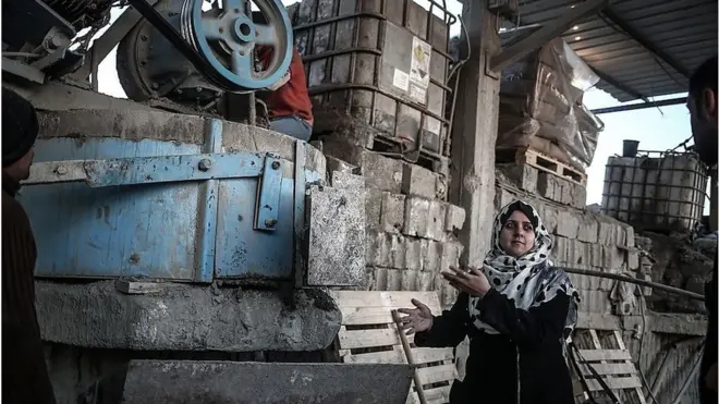 مجد مشهراوي مهندسة شابة من غزة ابتكرت حجر بناء جديد سمته "كعكة خضراء".