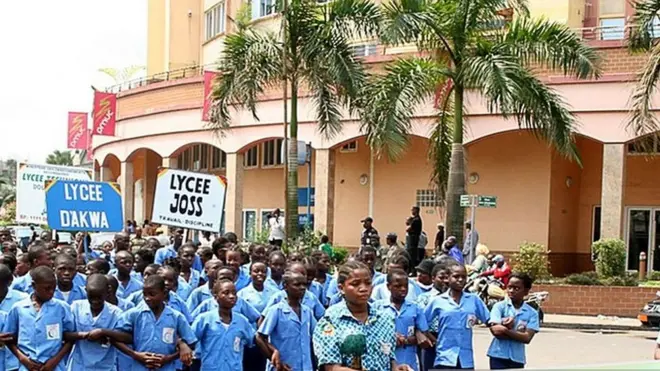 Marche des élèves camerounais de plusieurs lycée (Illustration)