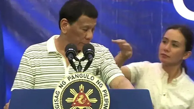 بالفيديو: صرصار على كتف رئيس الفلبين