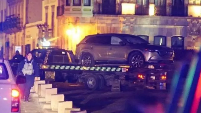 La policía en Zacatecas retira el auto en el que se encontraron los cuerpos