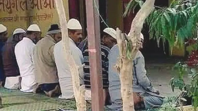 બુલંદશહેરમાં મંદિરમાં નમાઝ પઢતા મુસલમાનો