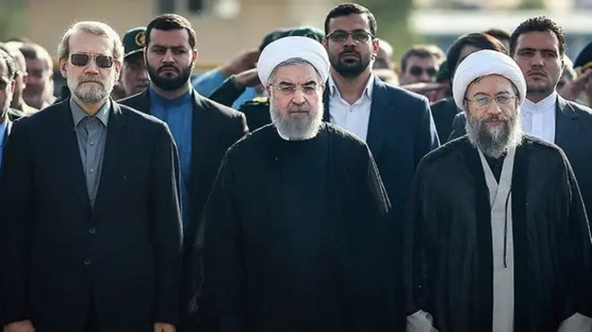 صادق لاریجانی (راست) از موضعگیری‌های حسن روحانی و علی لاریجانی گله کرده است