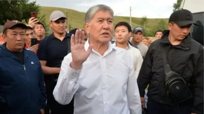Экс-президент Атамбаев Кой-Ташта өзүнүн колдоочуларынын курчоосунда